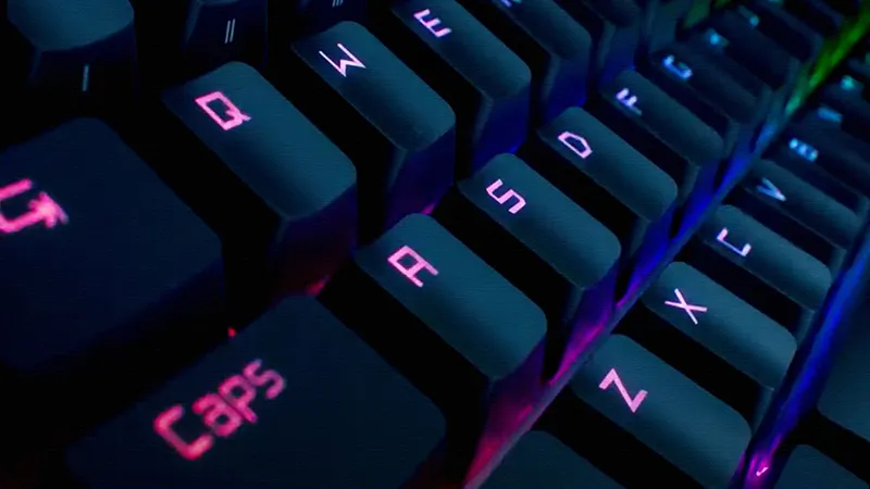 RGB 조명 아래 키캡 근접 사진으로 키보드 종류와 구매 가이드 주제 보여줌