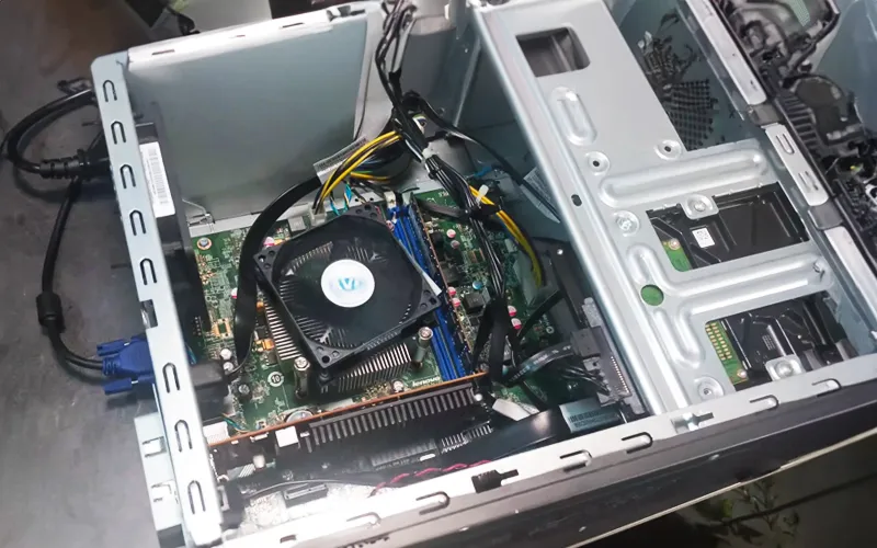 컴퓨터 케이스 내부에 메인보드와 CPU 쿨러, 그래픽카드 등이 장착된 모습으로 비프음 코드 점검과 관련된 하드웨어 구성을 보여주는 이미지