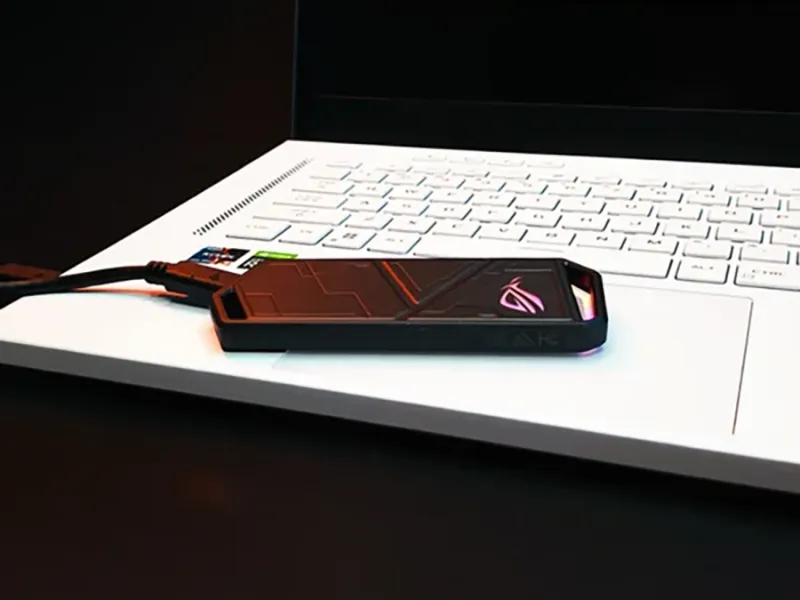 노트북에 연결된 M.2 NVMe SSD 외장 케이스가 고속 전송을 보여주는 대표 이미지