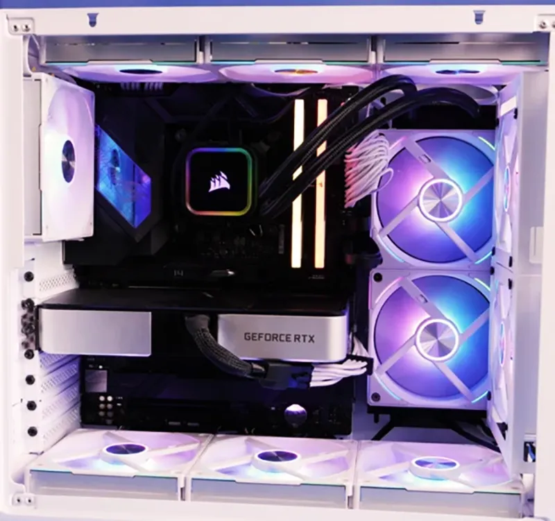 일체형 수냉 쿨러와 RGB 팬이 장착된 고성능 CPU PC 내부를 보여주는 이미지