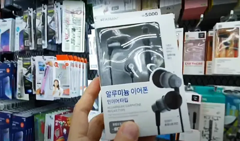 다이소 매장에서 손에 든 알루미늄 이어폰 포장 박스를 근접 촬영한 모습으로 다이소 이어맥 C 타입 이어폰의 가성비를 보여주는 대표 이미지