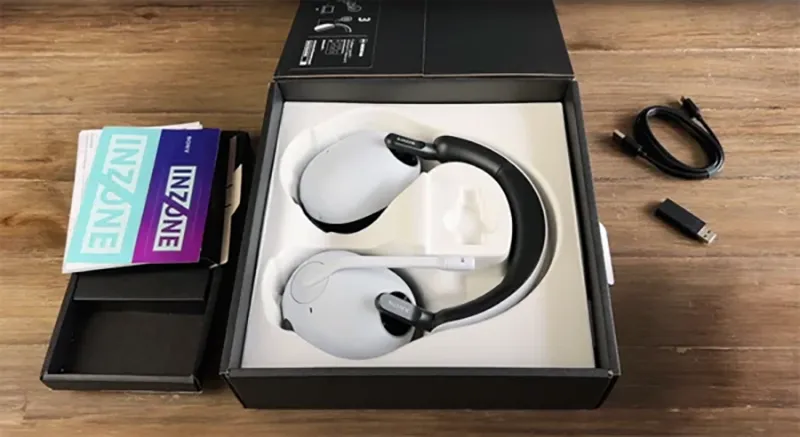 박스에 담긴 소니 INZONE H9 무선 게이밍 헤드셋과 동글, USB-C 케이블, 설명서