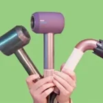 세 가지 다이슨 슈퍼소닉 헤어드라이어 모델 오리지널 뉴럴 R을 손에 들고 비교하는 장면으로 색상과 디자인 차이를 보여주는 이미지