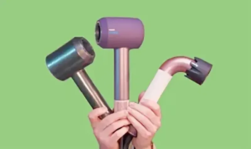 세 가지 다이슨 슈퍼소닉 헤어드라이어 모델 오리지널 뉴럴 R을 손에 들고 비교하는 장면으로 색상과 디자인 차이를 보여주는 이미지