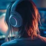 게이밍 헤드셋을 착용한 게이머가 모니터 앞에서 집중적으로 플레이 중인 모습으로 무선 게이밍 헤드셋의 몰입감을 표현한 이미지