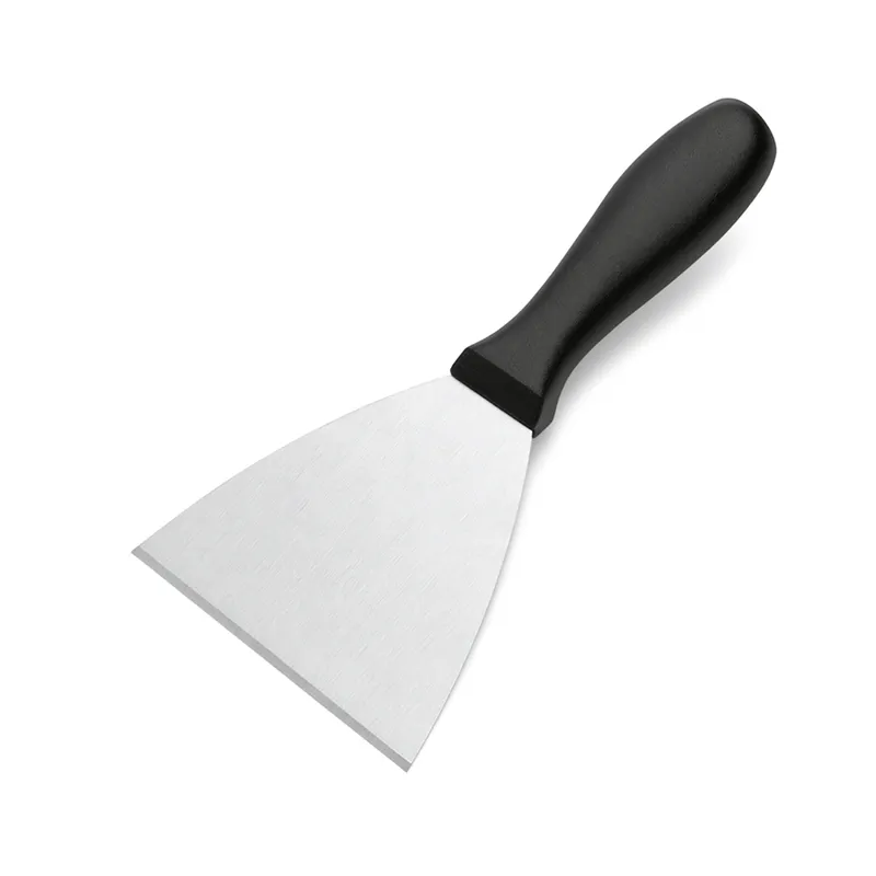 스크래퍼를 30도에서 45도 각도로 유지하며 한 방향으로 밀어 오염을 제거하는 방법을 보여준다.