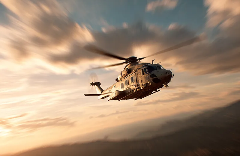 하늘을 가로질러 비행하는 헬리콥터 모습으로 돌비 애트모스의 입체 음향 이동감을 설명한다.